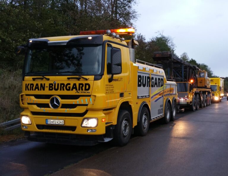 Bergefahrzeug von Kran-Burgard schleppt einen Autokran ab