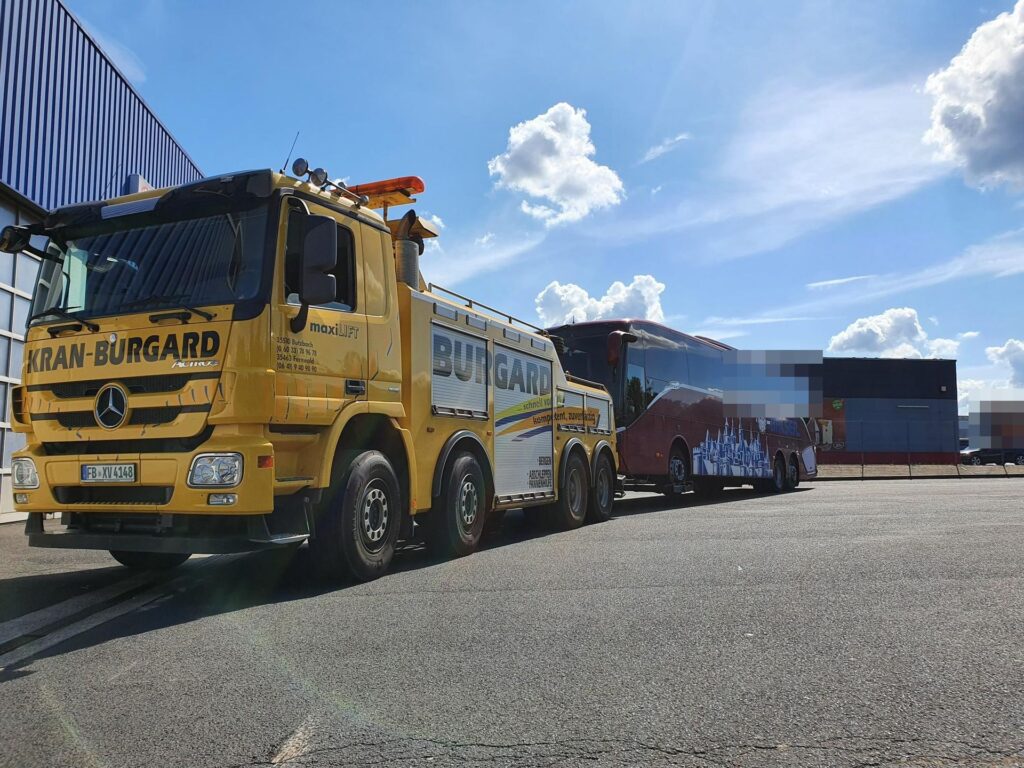 Bergefahrzeug von Kran-Burgard mit Unterfahrlift schleppt einen Reisebus ab
