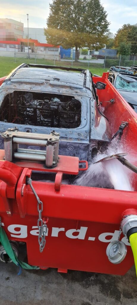 Elektroauto im Löschcontainer auf dem Gelände von Kran-Burgard