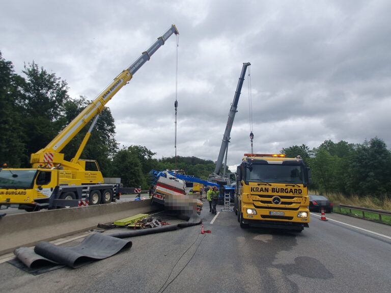 Kranbergung eines Lkw mit zwei Autokranen und Bergefahrzeug von Kran-Burgard