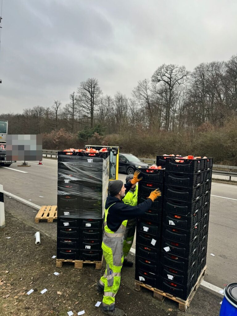 Mitarbeiter von Kran-Burgard sichert geborgene Ladung auf Paletten