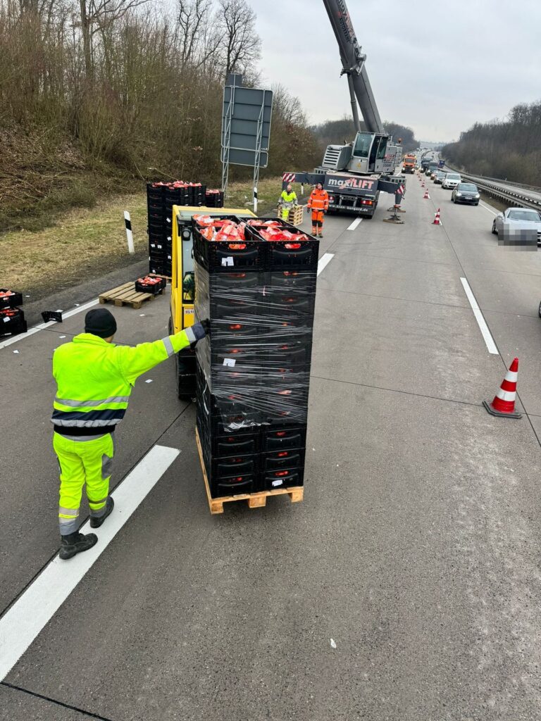 Geborgene Ladung wird auf der Autobahn palettiert und gesichert