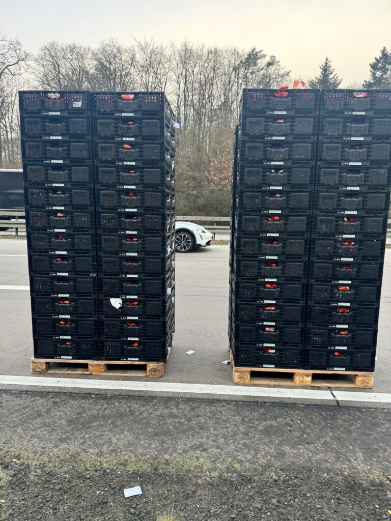 Geborgene Ladung auf Paletten gesichert am Fahrbahnrand