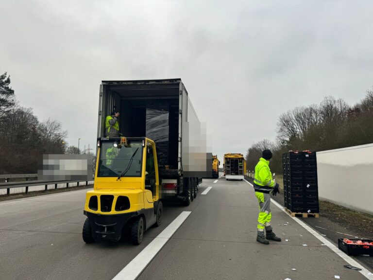 Ladungsbergung auf der Autobahn mit Gabelstapler