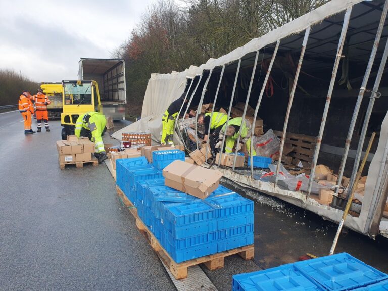 Ladungsbergung: Mitarbeiter von Kran-Burgard laden die Ladung eines verunfallten Lkw um