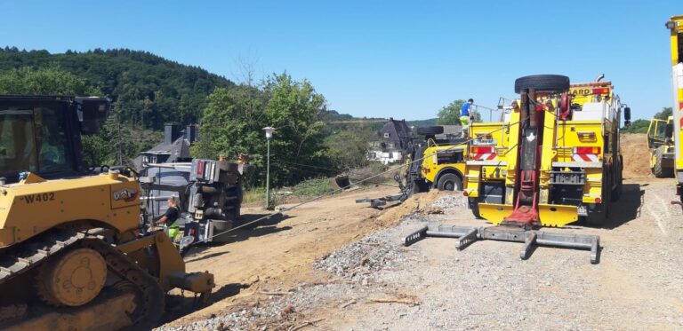 Bergung eines Lkw im Gelände mit Bergefahrzeug und Raupe