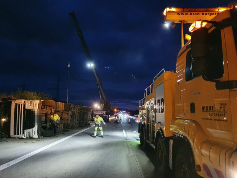 Nächtliche Lkw-Bergung mit Autokran und Bergefahrzeug