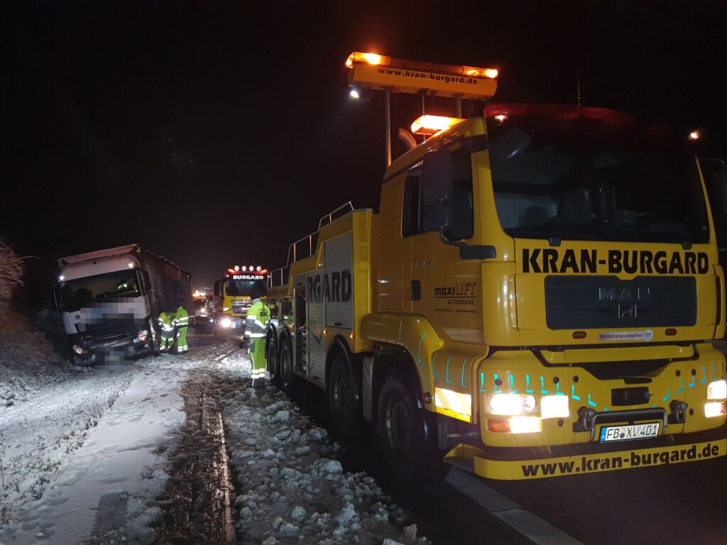 Lkw-Bergung bei Nacht und Schnee durch Kran-Burgard