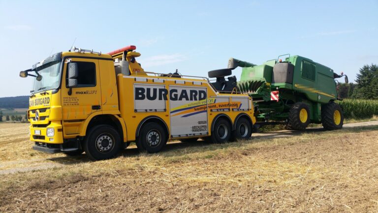 Kran-Burgard schleppt einen Mähdrescher mit dem schweren Bergefahrzeug ab