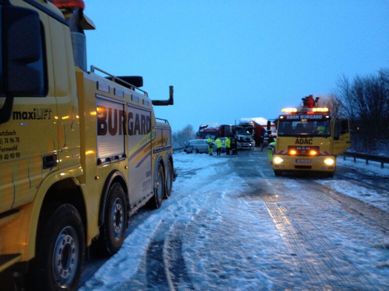 Bergefahrzeuge von Kran-Burgard beim Massenunfall auf der A45