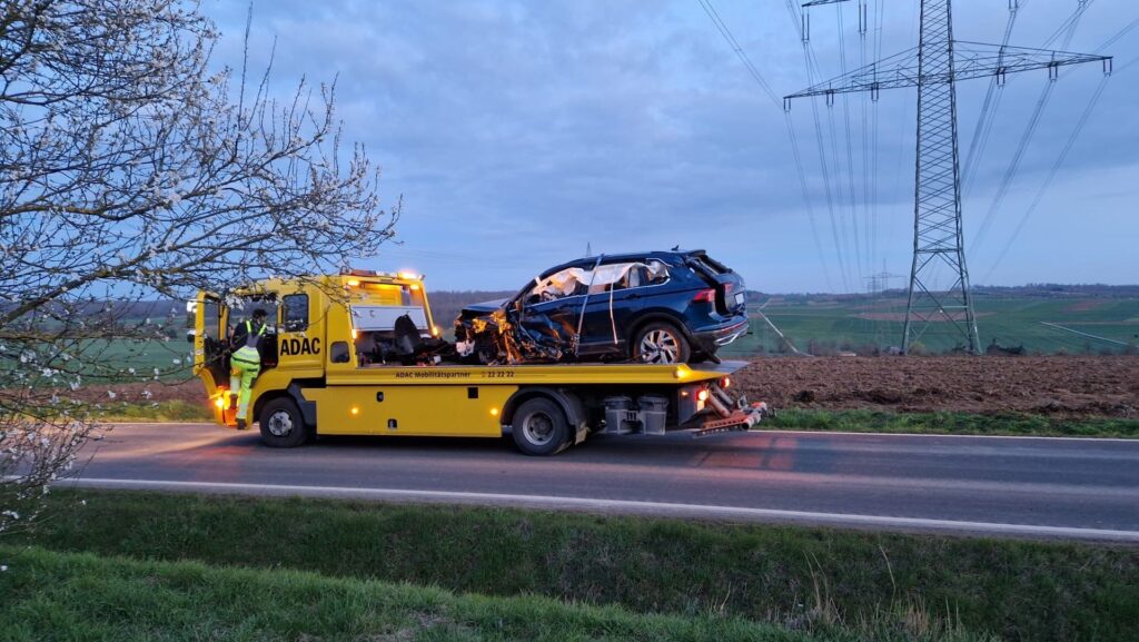 PKW-Abschleppdienst: Plateaufahrzeug von Kran-Burgard mit Unfallfahrzeug
