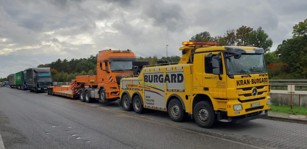 Bergefahrzeug von Kran-Burgard schleppt eine Sattelzugmaschine mit Tieflader ab