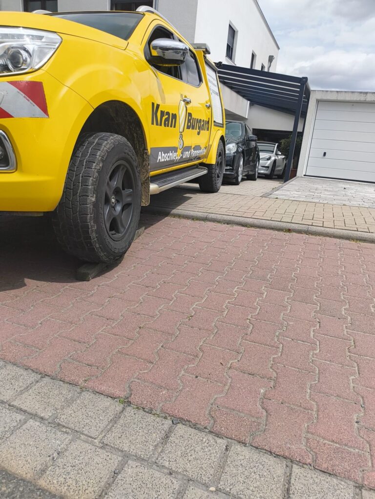 Kompaktes Abschleppfahrzeug von Kran-Burgard in einer engen Einfahrt